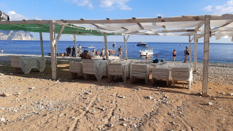 На пляже Васили в Севастополе устроили незаконную торговлю пивом и прокат шезлонгов