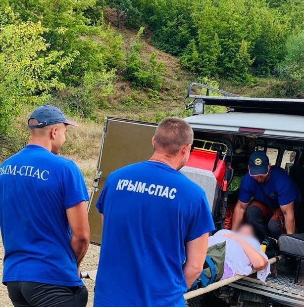 Возле озера в Крыму пострадала туристка: ее эвакуировали спасатели