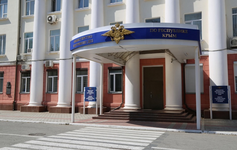 Уходил от погони: в Крыму сотрудника полиции задержали с килограммом наркотиков