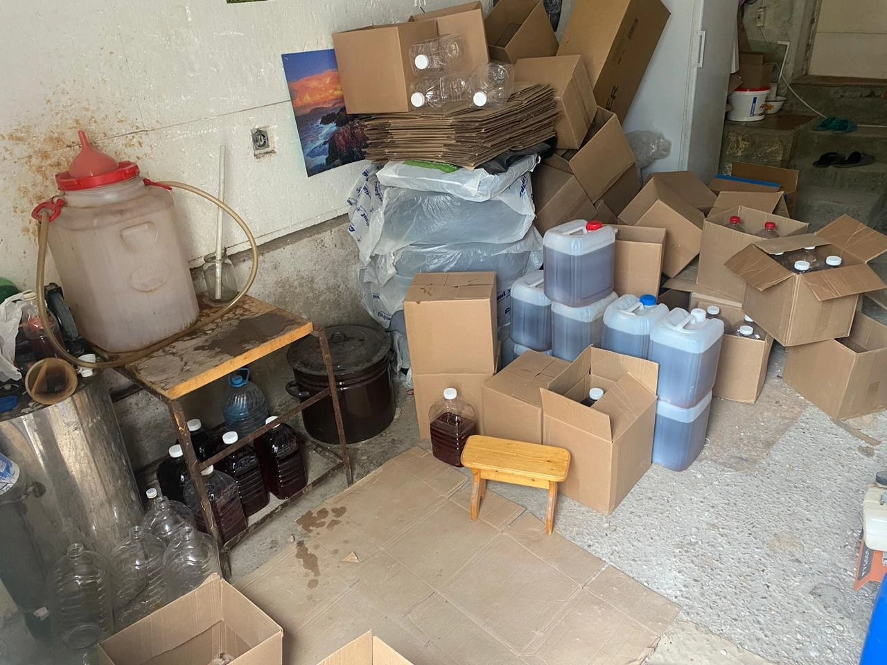 На востоке Крыма под видом коньяка продавали опасный контрафакт: изъято свыше 500 литров