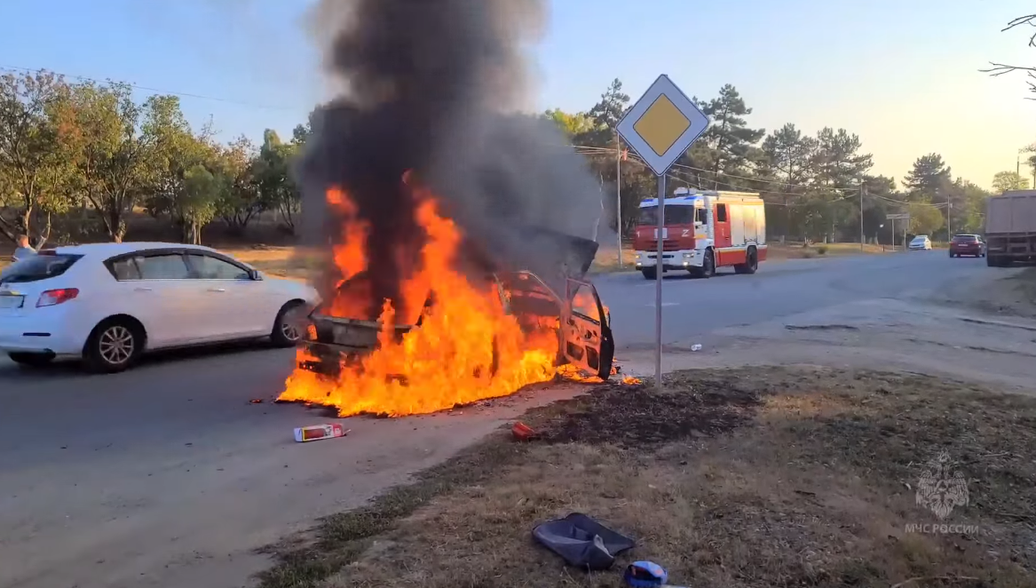 Полностью уничтожен огнем: под Симферополем сгорел автомобиль (видео)