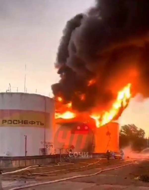 Вблизи аэропорта Сочи загорелся резервуар с дизельным топливом