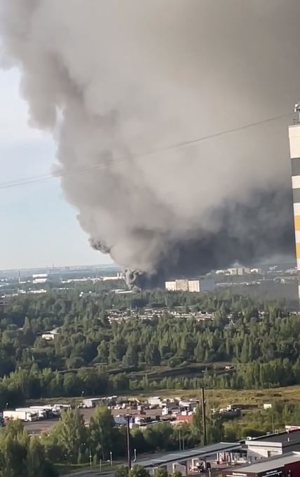 В Санкт-Петербурге горит здание промышленного предприятия