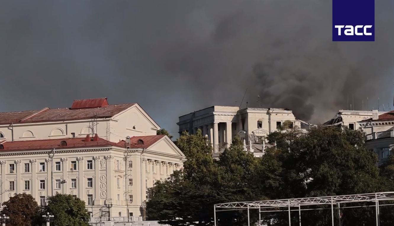 Из центра Севастополя вывозят части сбитой ракеты