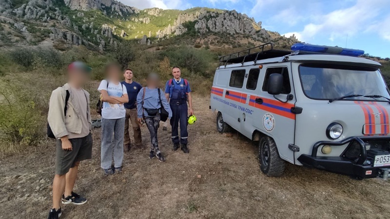Туристов с ребенком эвакуировали с труднопроходимого участка горы Демерджи в Крыму