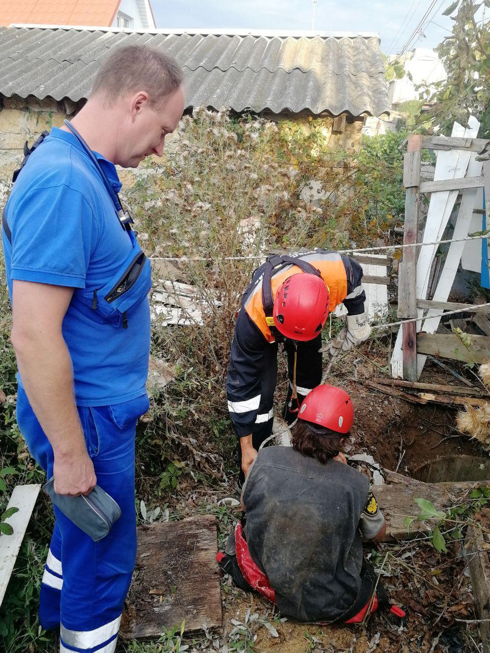 В частном секторе Севастополя женщина упала в колодец