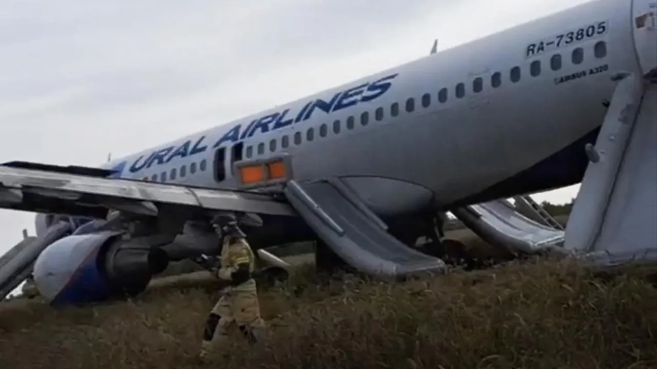 Пассажирский самолет Airbus-A320 аварийно сел в поле
