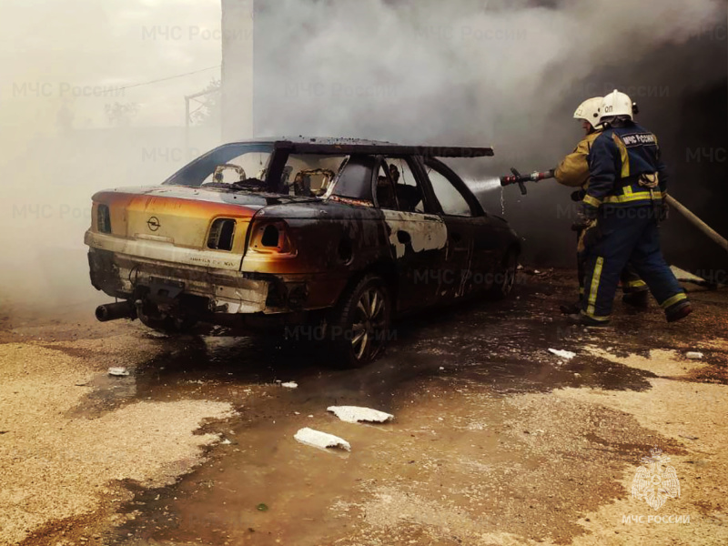 На западе Крым огонь уничтожил два автомобиля и гараж: пострадавший с ожогами в больнице
