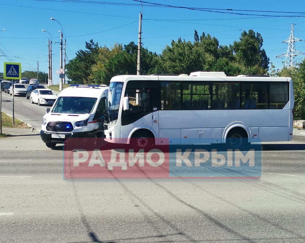 В Симферополе автобус влетел в «скорую»: причины установит прокуратура