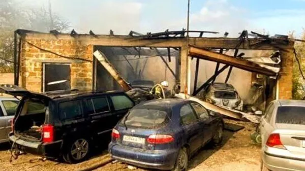 На западе Крыма огонь охватил сразу пять автомобилей