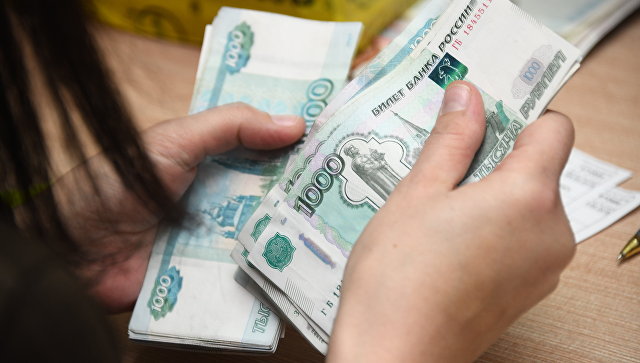 Почти половине россиян не хватает зарплаты на основные потребности