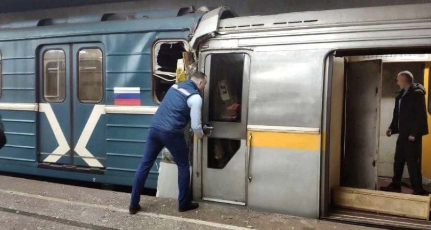 В Москве закрыты три станции метро из-за столкновения поездов