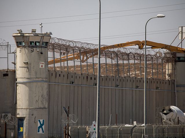 Жалобы палестинцев в тюрьмах Израиля: телевизоры забрали, горячую воду отключили, камеры уплотнили