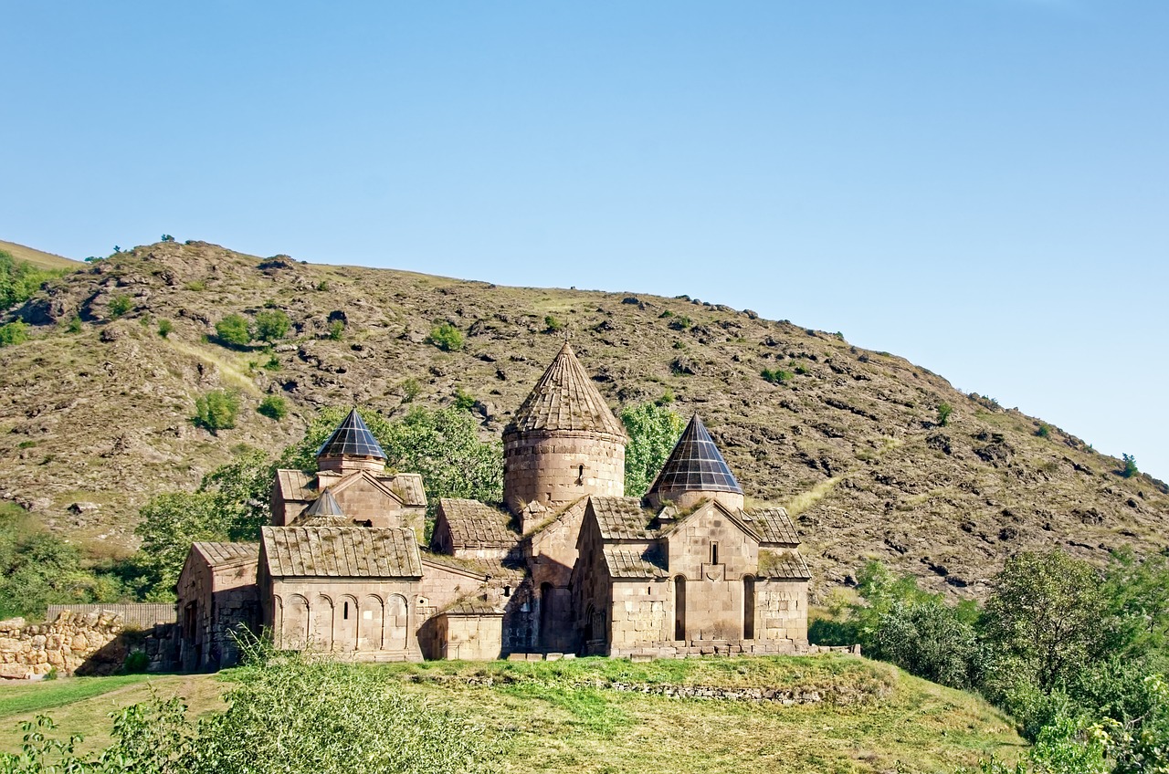 Пашинян выступил против переброски российских миротворцев из Карабаха в Армению