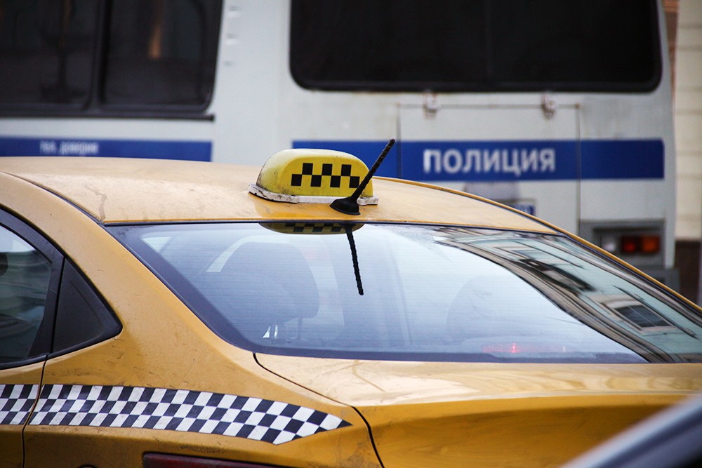 В Крыму таксист послушал разговор пассажиров и украл спрятанные ими деньги