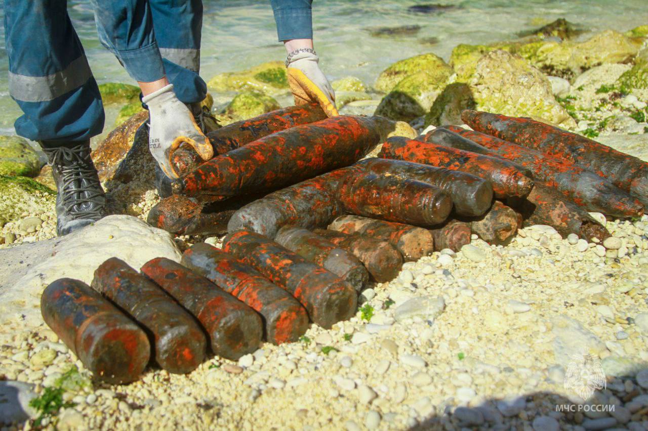 Со дна Черного моря сотрудники МЧС подняли более пяти тысяч боеприпасов