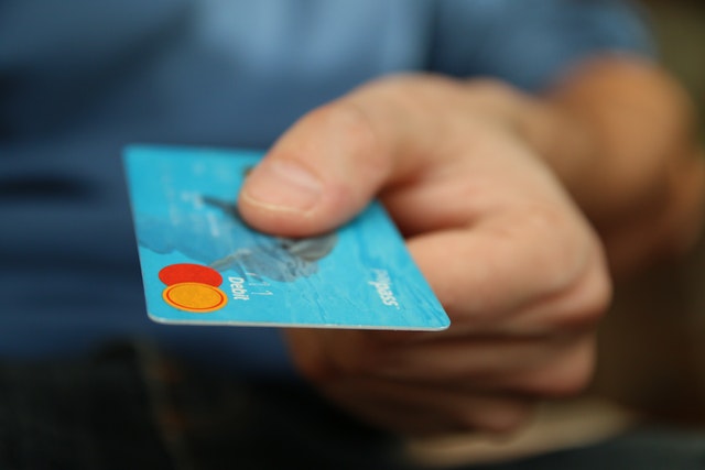 В Феодосии местного жителя оштрафовали на 100 тысяч за траты с найденной банковской карты
