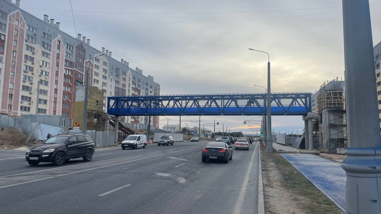 На Камышовом шоссе Севастополя установили надземные пешеходные переходы