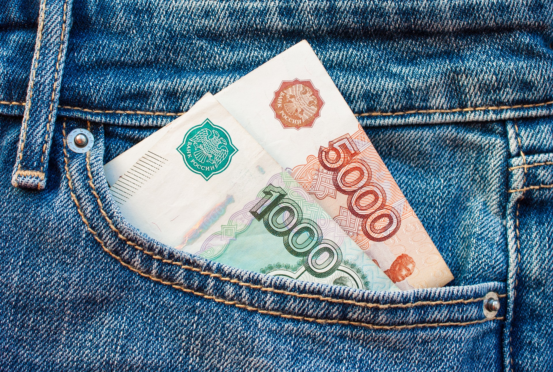 В Севастополе женщина украла из банкомата 16 тысяч рублей