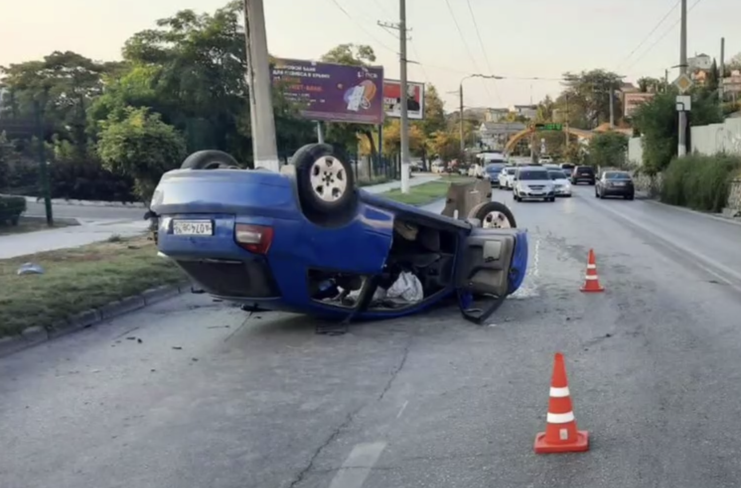 В Севастополе водитель автомобиля врезался в столб и перевернулся