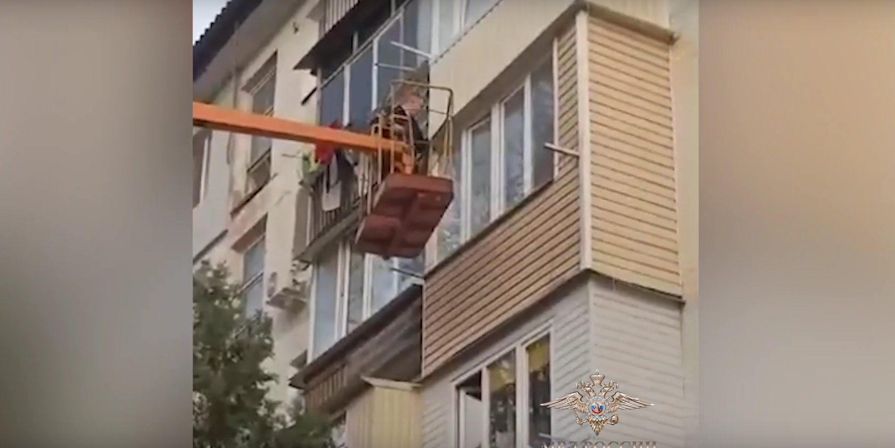 Попали через балкон: в Симферополе полицейские спасли запертую в квартире пенсионерку с инсультом (видео)