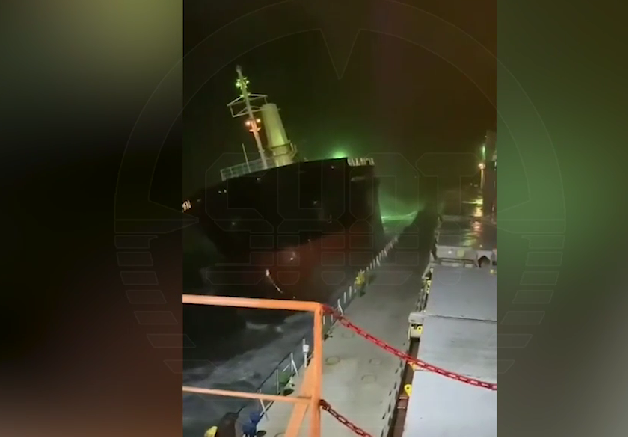 В сети появилось видео массового столкновения кораблей в Керченском проливе в шторм