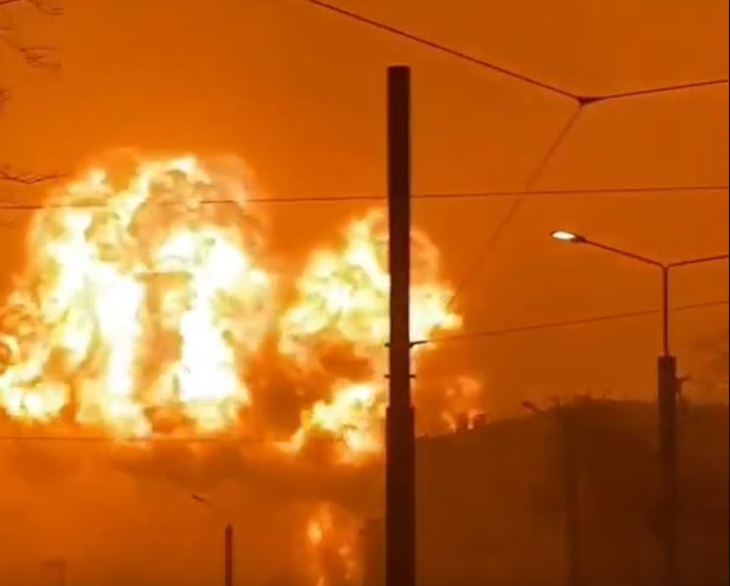 На территории Челябинского тракторного завода произошел крупный пожар после взрыва