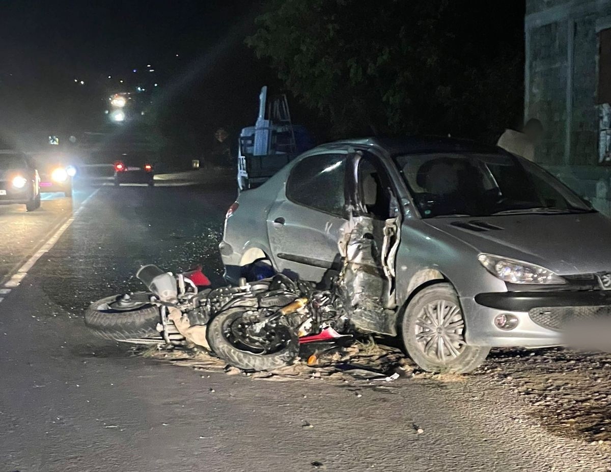 В Симферополе иномарка сбила мотоцикл: его водитель в больнице