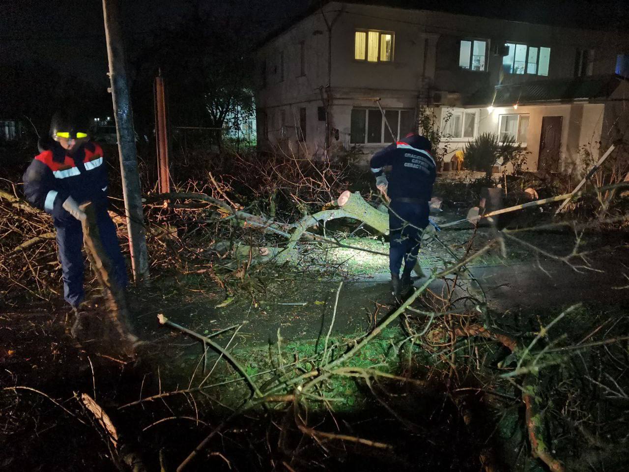 В Севастополе пострадали три человека в результате разбушевавшейся стихии