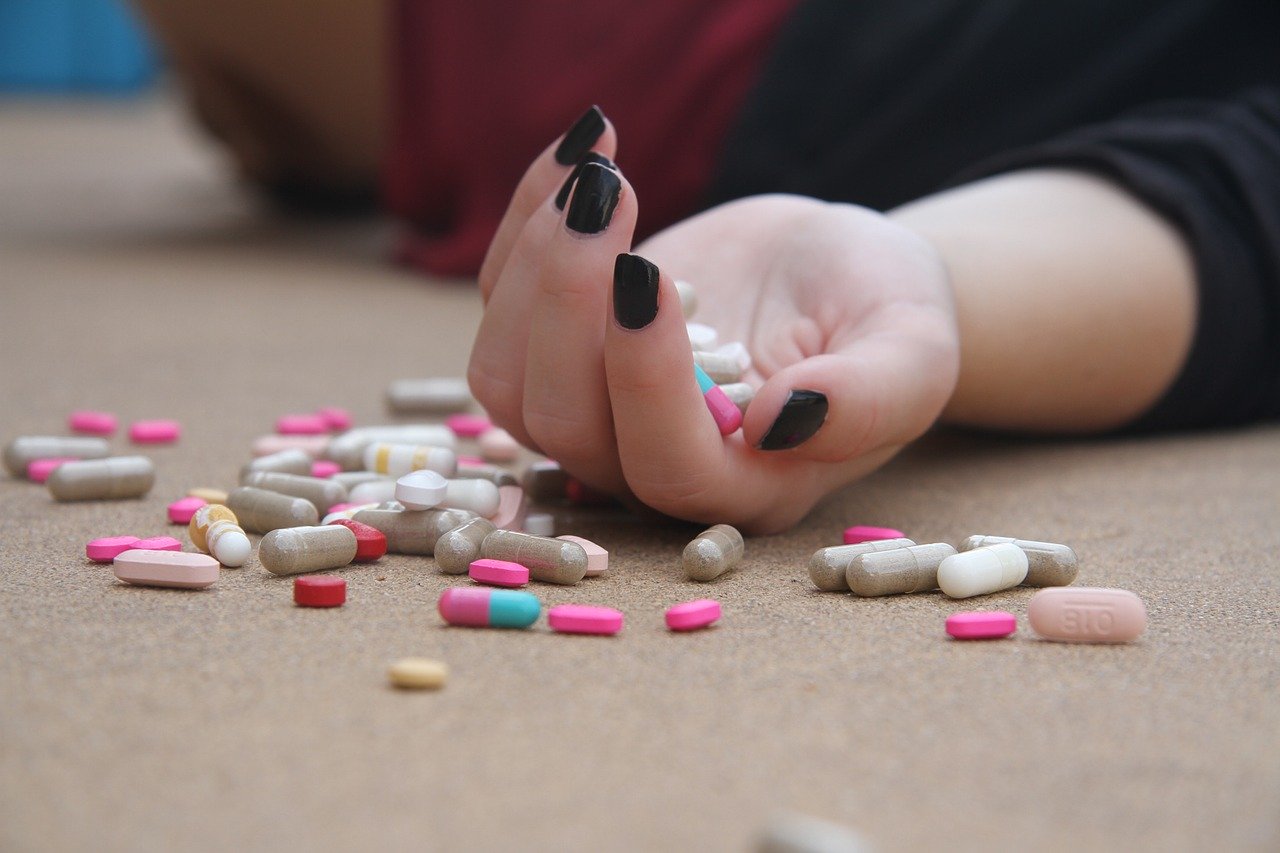 Приняла таблетки в гостях у подруги: в Крыму умерла 15-летняя школьница