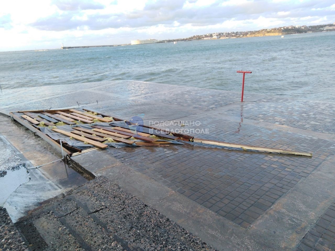 О последствиях непогоды: смытый в море с пляжа Хрустальный ларек приплыл на Северную сторону (фото, видео)