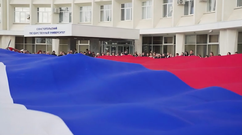 Студенты Севастополя развернули флаг России размером 600 квадратных метров