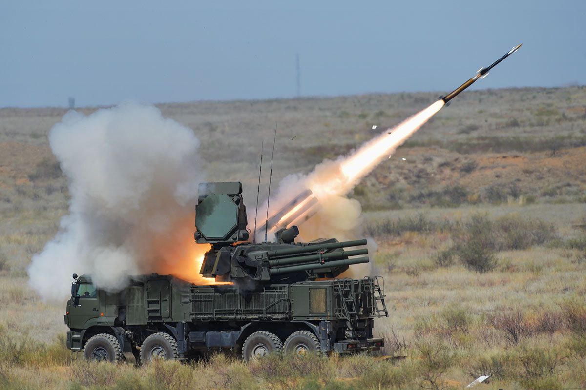 Выпущенные в сторону Крыма ракеты сбиты над Геническом в Херсонской области