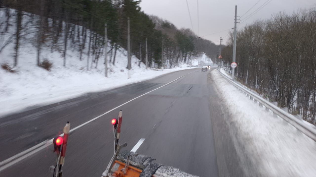 В Крыму на Ангарском перевале выпало 20 см снега: работает техника
