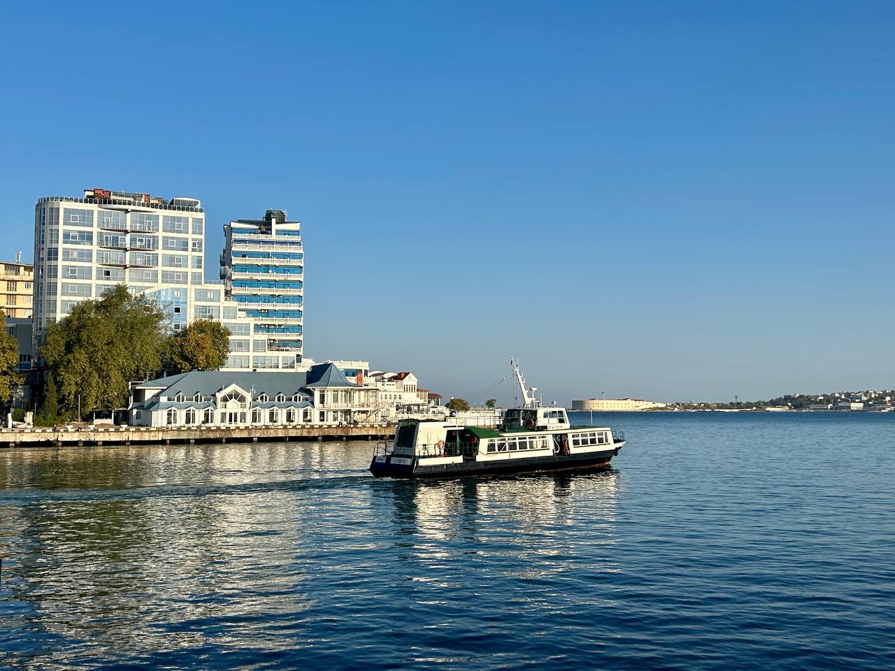 В Севастополе паром и катера приостановили движение из-за непогоды