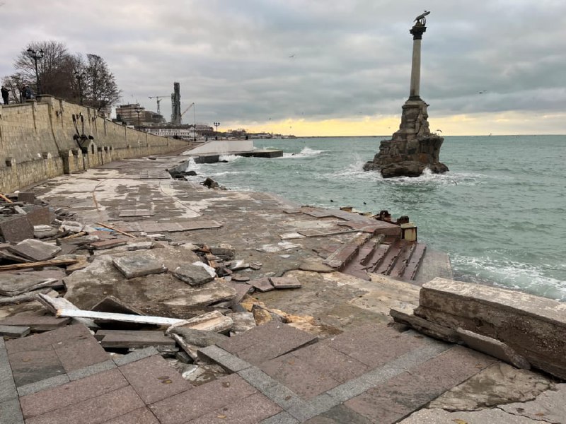 Разрушена набережная, затоплены кафе и магазины: Севастополь после двух штормов (фото)