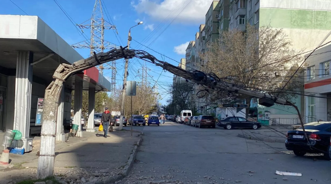 Согнуло бетонный столб, повалены деревья: последствия штормового ветра в Крыму