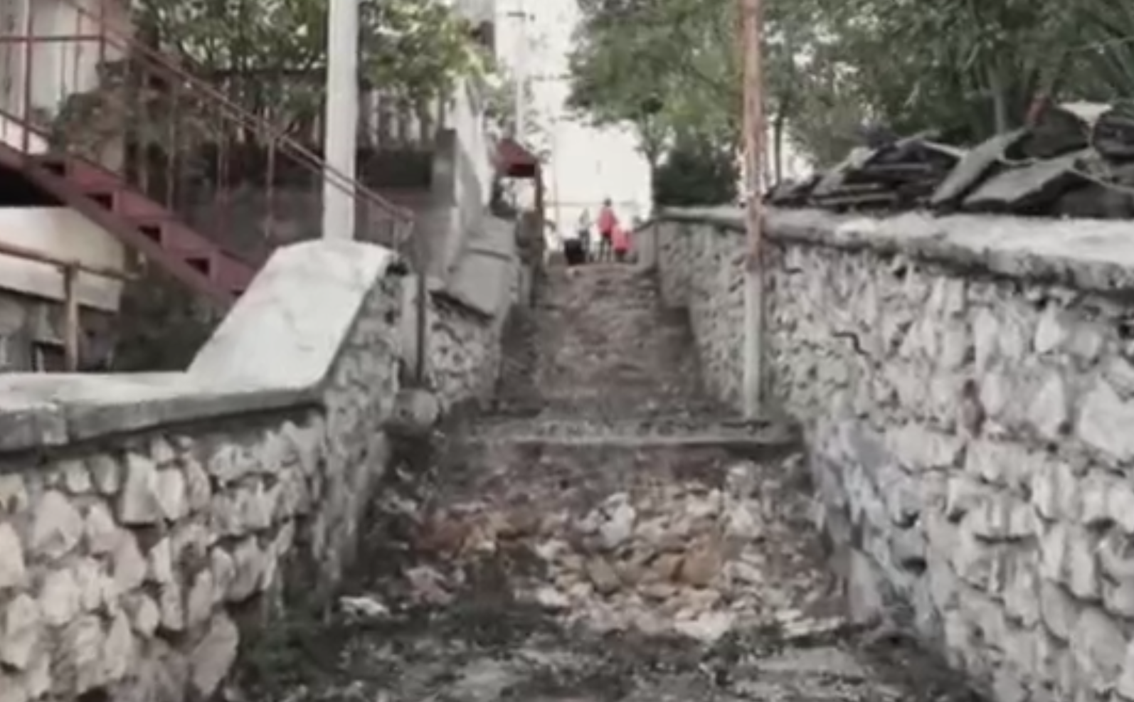 В Севастополе ремонтируют лестницу, ведущую в Аполлонову балку