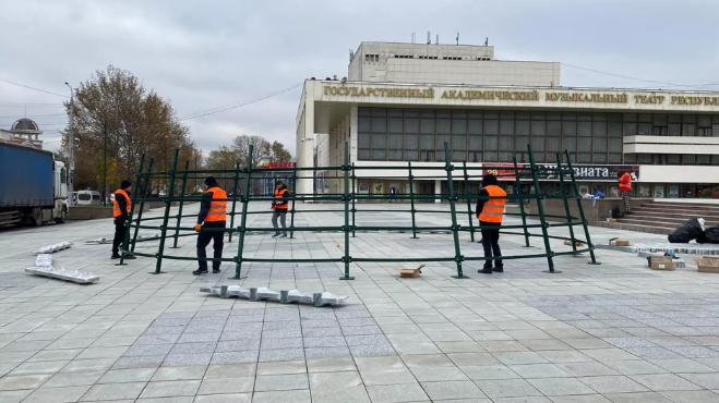 На площади Ленина в Симферополе начали устанавливать главную крымскую новогоднюю елку