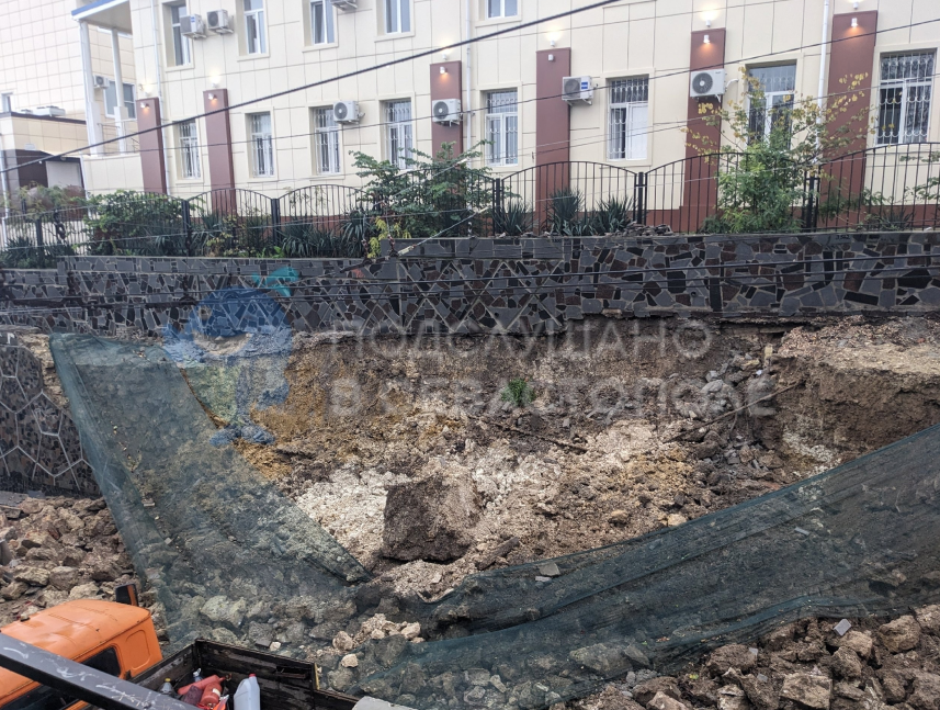 В Севастополе на площади Восставших обрушилась подпорная стена