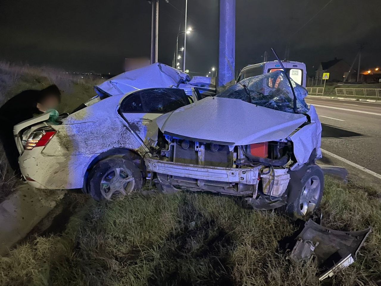 Машина пополам: в Симферополе водитель иномарки чудом выжил в ДТП