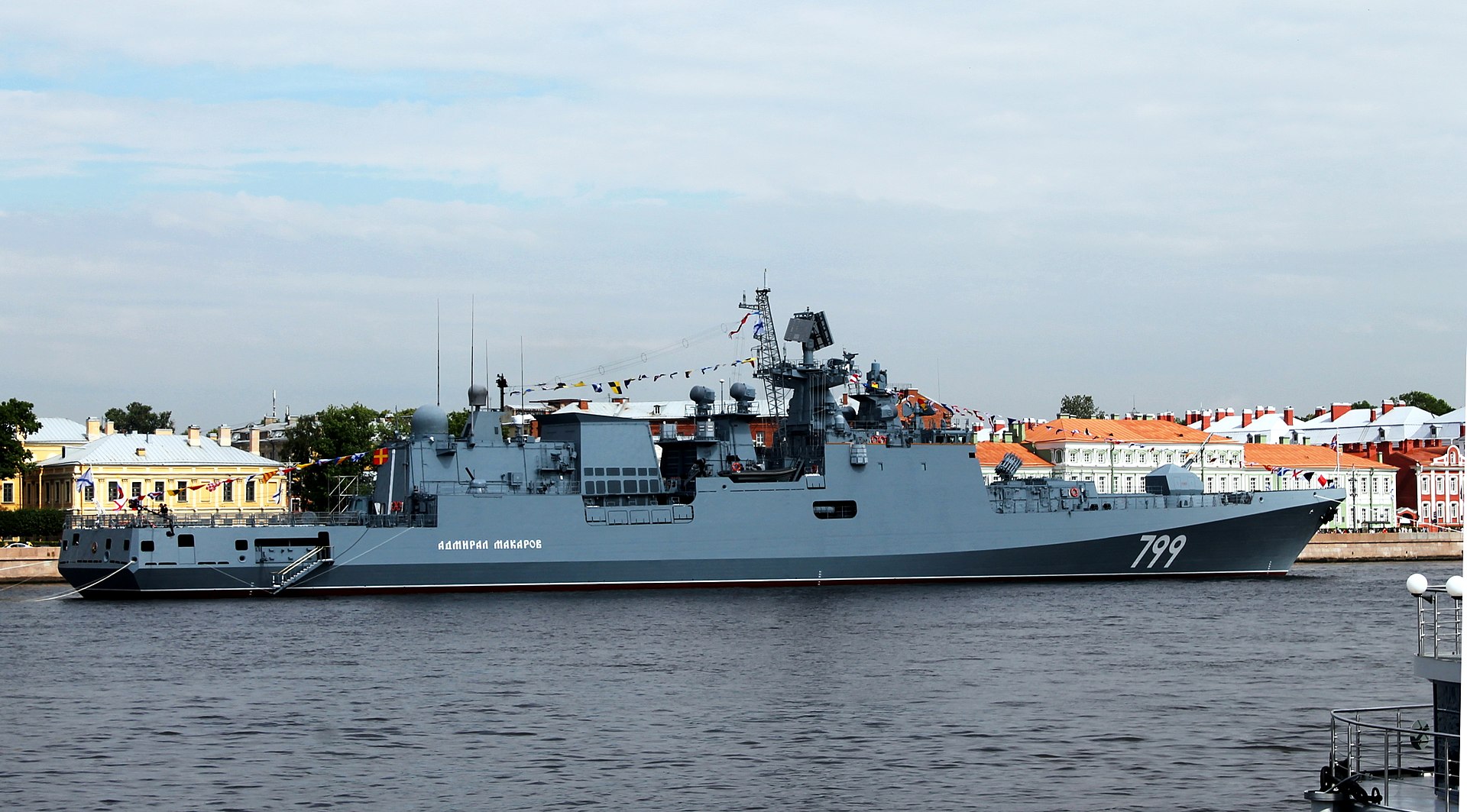 Президент России присвоил фрегату «Адмирал Макаров» почетное наименование «гвардейский»