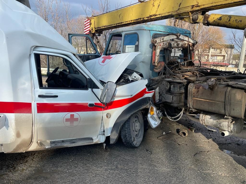 В Крыму автокран влетел в машину «скорой»: пострадали три человека