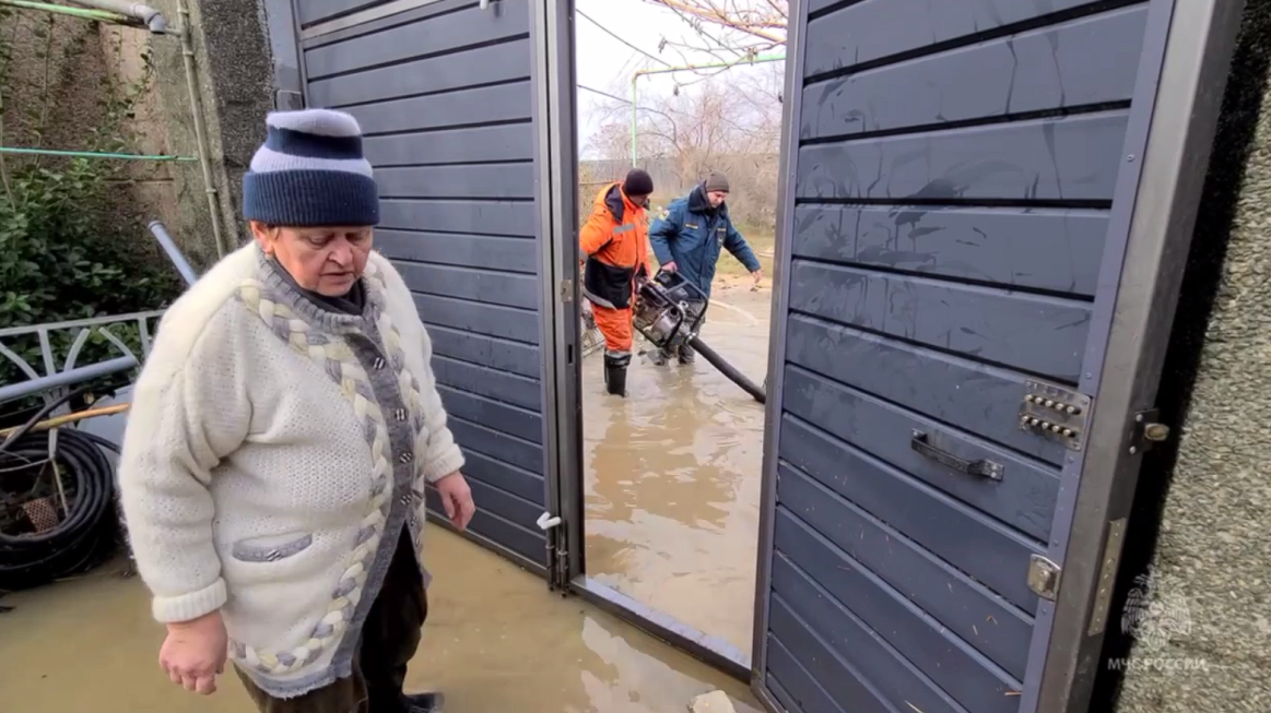 Спасатели сообщили, сколько домов в Крыму освободили от воды после сильнейшего шторма