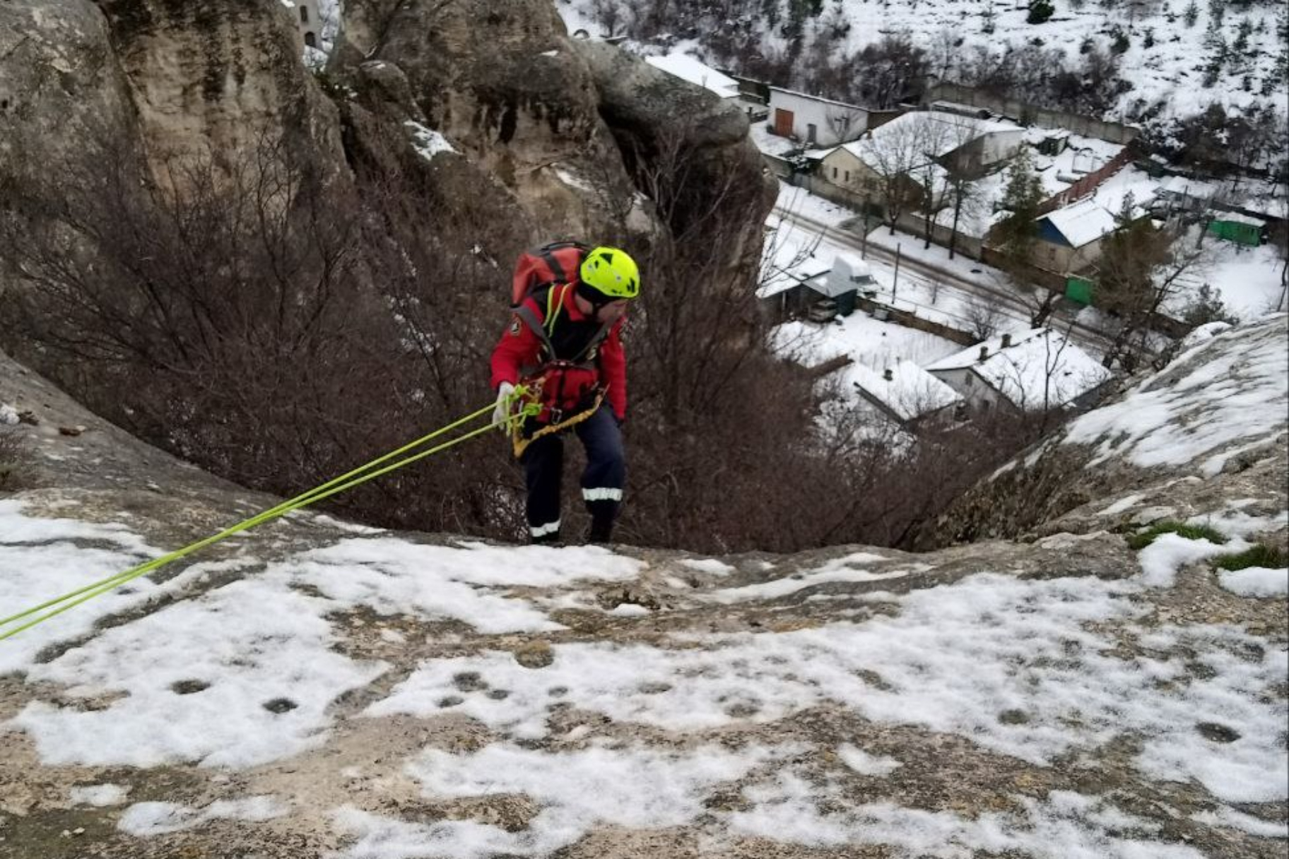 В Крыму из пятиметрового ущелья спасли упавшую со скалы собаку