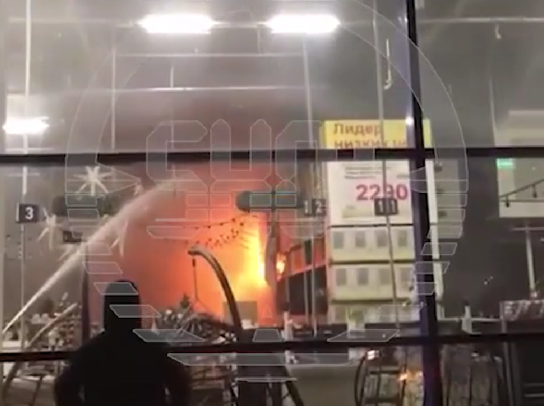 В Санкт-Петербурге из-за воспламенившейся гирлянды загорелся гипермаркет «Леруа Мерлен» (видео)