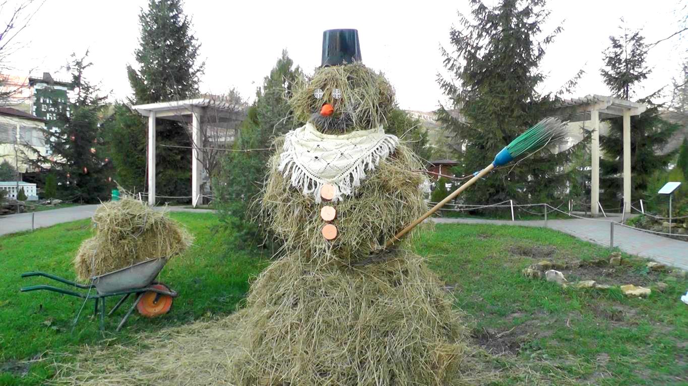 В Бахчисарайском парке слепили крымского снеговика из сена