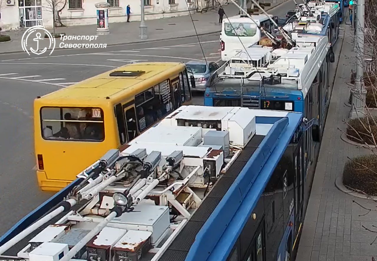 В центре Севастополя из-за обрыва контактной сети затруднено движение транспорта