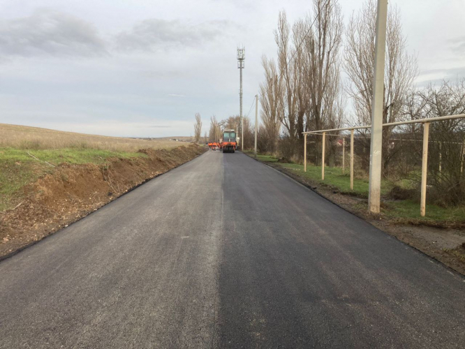 В Севастополе ремонтируют дорогу между селами Осипенко и Полюшко