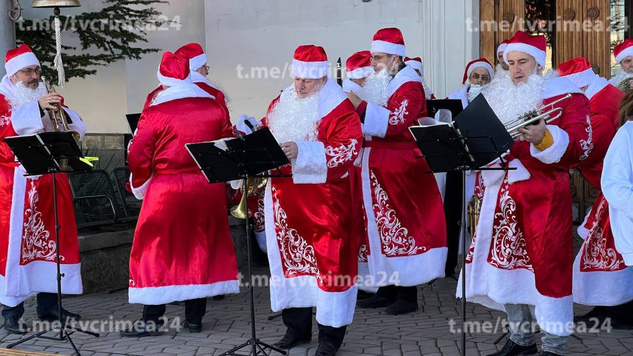 В Симферополе приезжающих на железнодорожном вокзале встречает духовой оркестр из Дедов Морозов (видео)